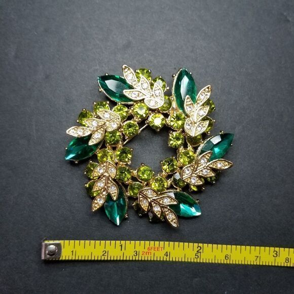 Vintage Dana Buchman Signed Gold Tone Green Rhinestone Pin Cluster Wreath Brooch - Picture 5 of 7